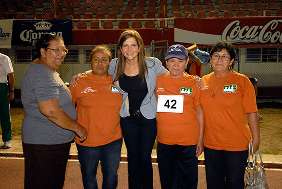 La señora Carlota Llaguno de Torres convivió con atletas que participan en los Juegos Estatales Deportivos y Culturales de Adultos Mayores