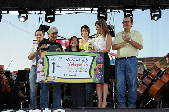 La señora Carlota Llaguno de Torres premia a ganadores del concurso “Mi Abuelo y Yo”