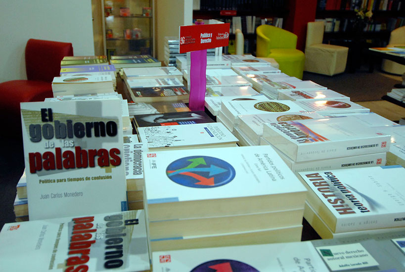 Los adultos mayores disfrutan de descuentos en la Librería “Julio Torri” durante todo agosto
