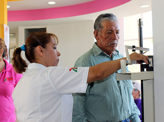Ofrecen Jornada de Salud a los abuelos en instalaciones del DIF