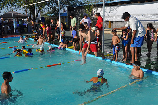 Participan 160 niños en competencia  de natación FODEM 2011
