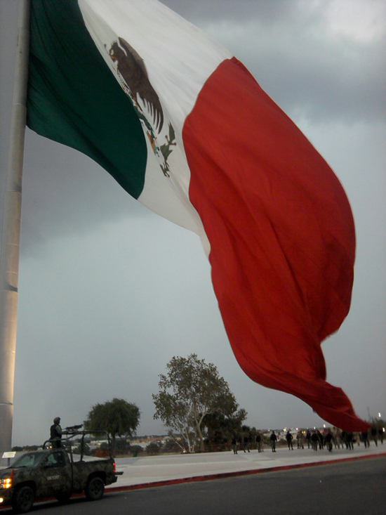 Protege SEDENA  bandera monumental en Piedras Negras de fuerte viento y tormenta 