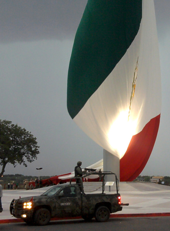 Protege SEDENA  bandera monumental en Piedras Negras de fuerte viento y tormenta 