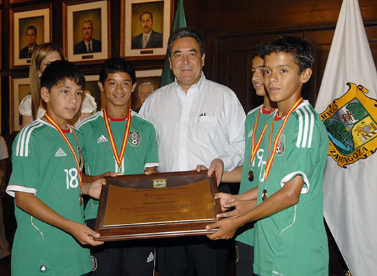 Reconoce el gobernador Jorge Torres López a los campeones mundiales del Club Guerreros Coahuila