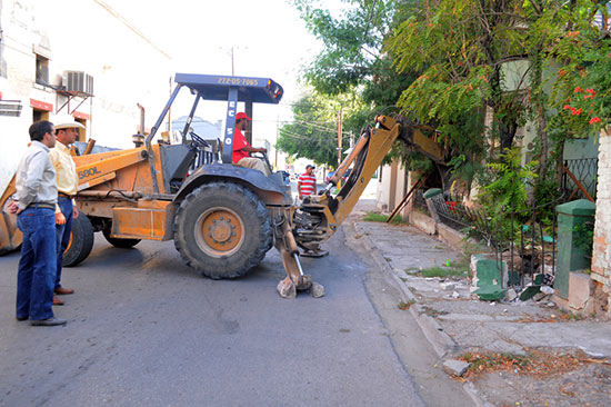 Supervisa alcalde trabajos de demolición en el primer cuadro de la ciudad