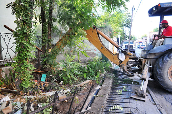 Supervisa alcalde trabajos de demolición en el primer cuadro de la ciudad