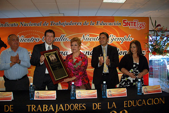 Asiste Antonio Nerio a homenaje de la maestra Ernestina Hernández