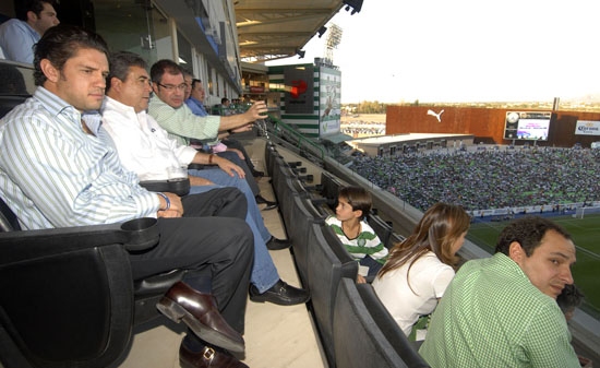 El Gobernador Jorge Torres López asistió al partido del Santos-Chivas en el estadio del Territorio Santos Modelo.