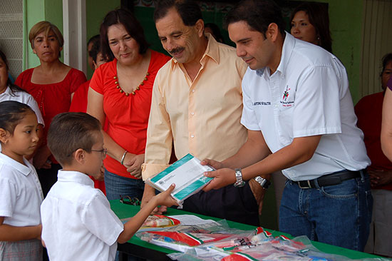 Atestigua Antonio Nerio entrega de útiles escolares en escuela Lázaro Cárdenas
