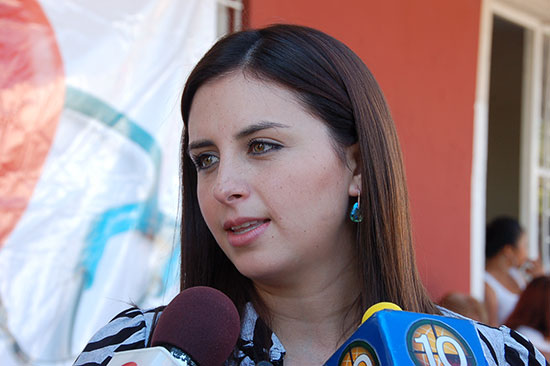 Brinda  Ana Teresa Villaseñor de Nerio atención médica a la comunidad a través del DIF
