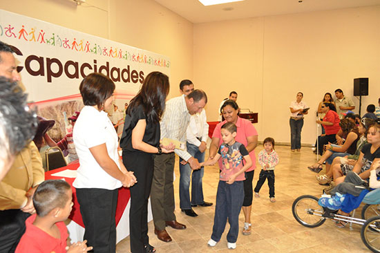 DIF Municipal entrega 90 apoyos económicos a personas discapacitadas
