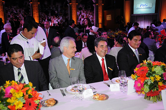 El gobernador Jorge Torres participó en el cierre de la campaña 2011 de “Bécalos”
