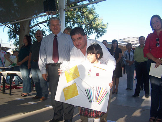 El gobierno de Jorge Torres inició entrega de 178 mil paquetes escolares en 446 planteles de La Laguna