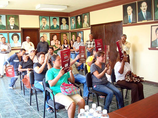 El gobierno del estado benefició a cerca de 60 familias de Ocampo con sus escrituras