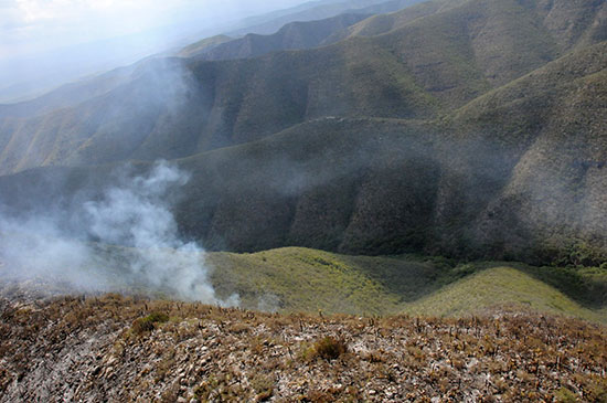 El incendio forestal en el predio “Planillas” se controló en un 75% con ayuda de helicóptero