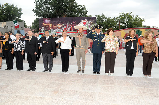 Encabeza alcalde ceremonia cívica de honores al Lábaro Patrio