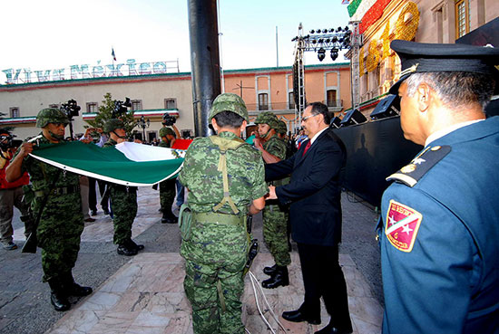 Encabeza el Secretario de Gobierno, David Aguillón Rosales ceremonia de izamiento de la Bandera Nacional