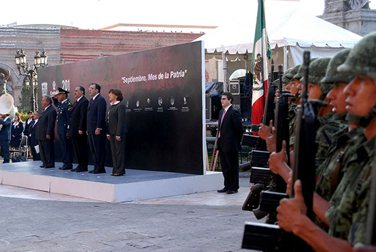 Encabeza el Secretario de Gobierno, David Aguillón Rosales ceremonia de izamiento de la Bandera Nacional