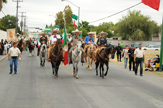 Encabeza presidente municipal magno Desfile Cívico
