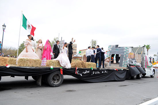 Encabeza presidente municipal magno Desfile Cívico