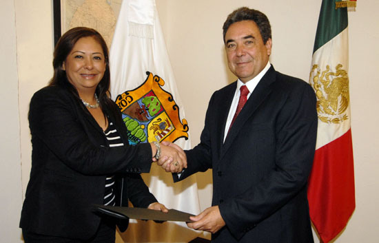 Entrega el gobernador Jorge Torres López nombramiento a María Esther Monsiváis como Secretaria de la Función Pública 