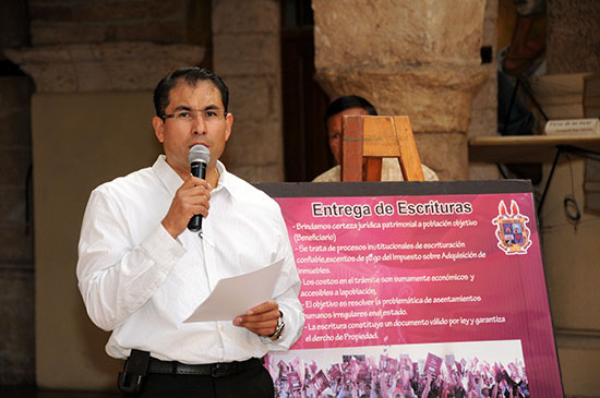 Entrega el gobierno de Jorge Torres López más de 100 escrituras en Saltillo