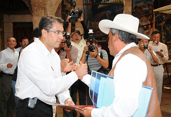 Entrega el gobierno de Jorge Torres López más de 100 escrituras en Saltillo