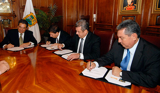 Firman convenio el gobernador Jorge Torres López y el Magisterio de Coahuila
