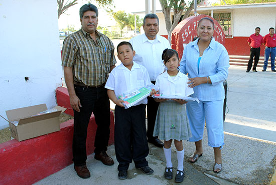 Inician entrega de 34 mil paquetes escolares en Acuña y Jiménez
