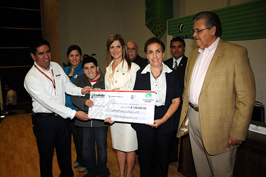 La presidenta del DIF y el Voluntariado Coahuila entrega apoyos a ONG´s del estado