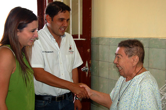 Llevan Antonio y Anateresa Nerio beneficios al asilo de ancianos
