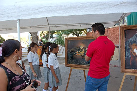 Presentan exposición de pinturas en Presidencia Municipal de Nueva Rosita