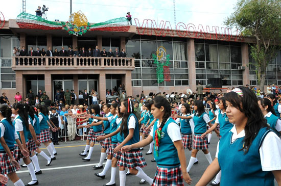 Preside el gobernador Jorge Torres López el tradicional desfile del 16 de septiembre 