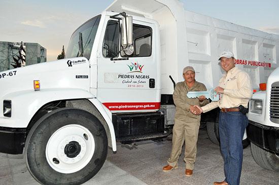 Reciben cinco camiones y uniformes trabajadores del Sindicato de Obras Públicas