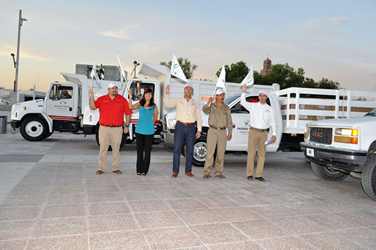 Reciben cinco camiones y uniformes trabajadores del Sindicato de Obras Públicas