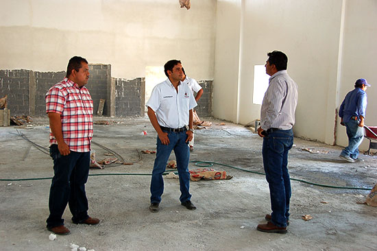 Supervisa Antonio Nerio avance de obra en salón Benito Juárez de la villa de San Juan de Sabinas