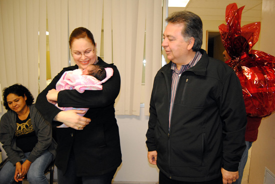 Dan bienvenida y llevan regalos a los bebés que nacieron en las primeras horas del 2012 