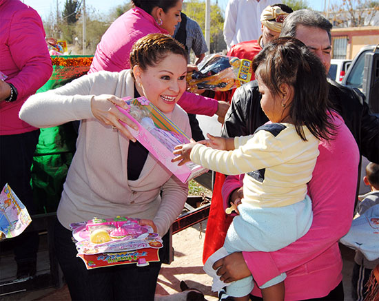 Distribuyó el DIF Acuña mil 500 juguetes y cien roscas de reyes, entre niños de seis sectores de la ciudad