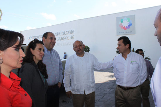 El gobernador Rubén Moreira y la diputada Alma Carolina Viggiano conocen el centro oncológico de Campeche 