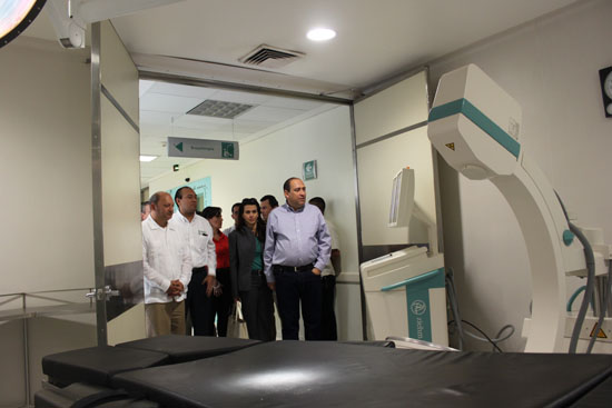 El gobernador Rubén Moreira y la diputada Alma Carolina Viggiano conocen el centro oncológico de Campeche 