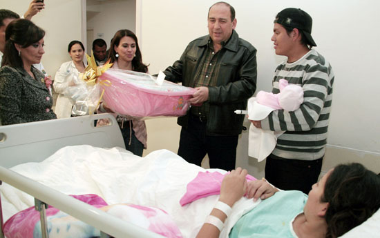 El gobernador  y su esposa visitan a la primera coahuilense que nació este año en el hospital general 