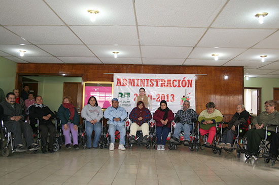 Entrega Anateresa Villaseñor de Nerio sillas de ruedas 