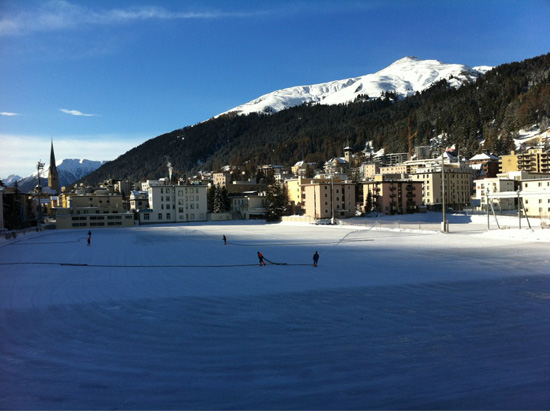 Foto: Davos Klosters Europe's biggest natural ice rink is getting ready! pic.twitter.com/ZZT14fta
