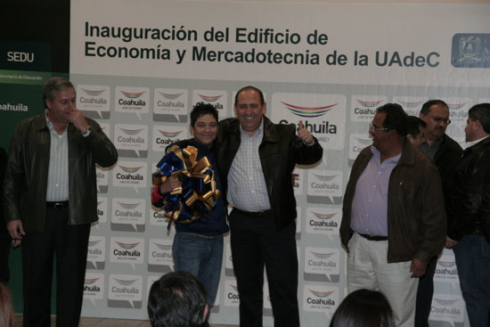 Inaugura el gobernador nuevo edificio de las facultades de economía y de mercadotecnia en Torreón