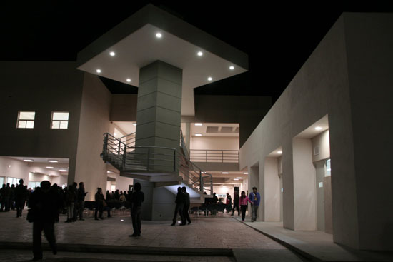Inaugura el gobernador nuevo edificio de las facultades de economía y de mercadotecnia en Torreón