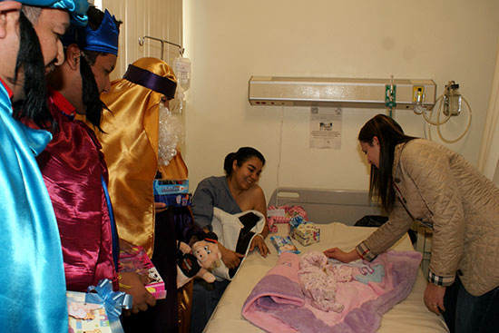 Lleva regalos Anateresa Villaseñor de Nerio a niños internados en Hospital General