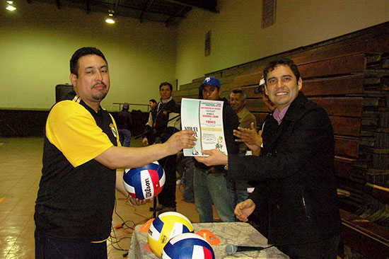 Premió Antonio Nerio a ganadores de torneo de volibol