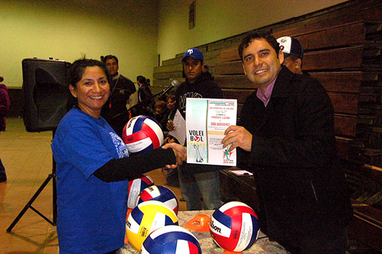 Premió Antonio Nerio a ganadores de torneo de volibol