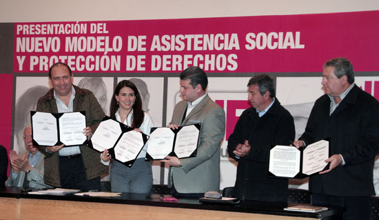 Presenta Alma Carolina Viggiano de Moreira nuevo modelo de asistencia social 