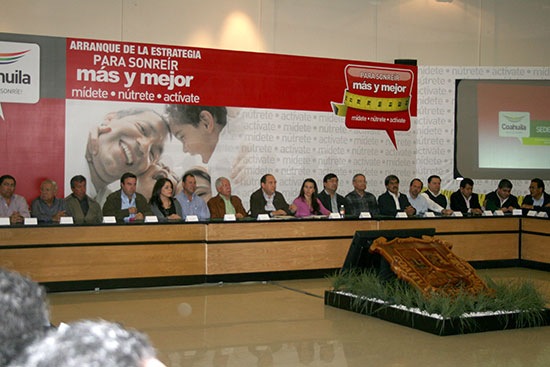En el presidium el gobernador Rubén Moreira y su esposa la diputada Alma Carolina Viggiano. 